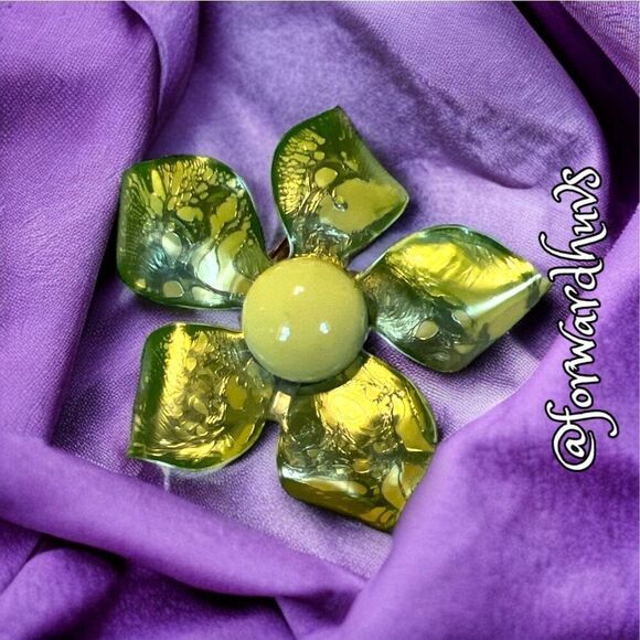 Vibrant Green Hard Plastic Flower Brooch - Picture 4 of 8